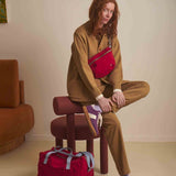 marsupio iona ciliegia, colore ciliegia, taglia 19 x 28. marsupio dallo stile casual perfetto per viaggi e passeggiate