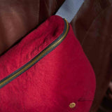 marsupio iona ciliegia, colore ciliegia, taglia 19 x 28. design minimal e funzionale con tasche comode