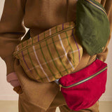 marsupio iona ciliegia, colore ciliegia, taglia 19 x 28. ideale per festival, mercati e vita urbana attiva