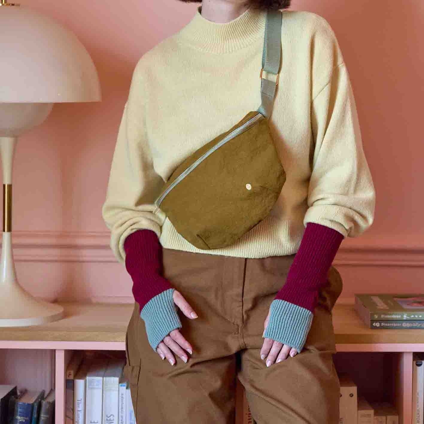 marsupio iona noci, colore noci, taglia 19 x 28. accessorio pratico per portare l’essenziale a mani libere