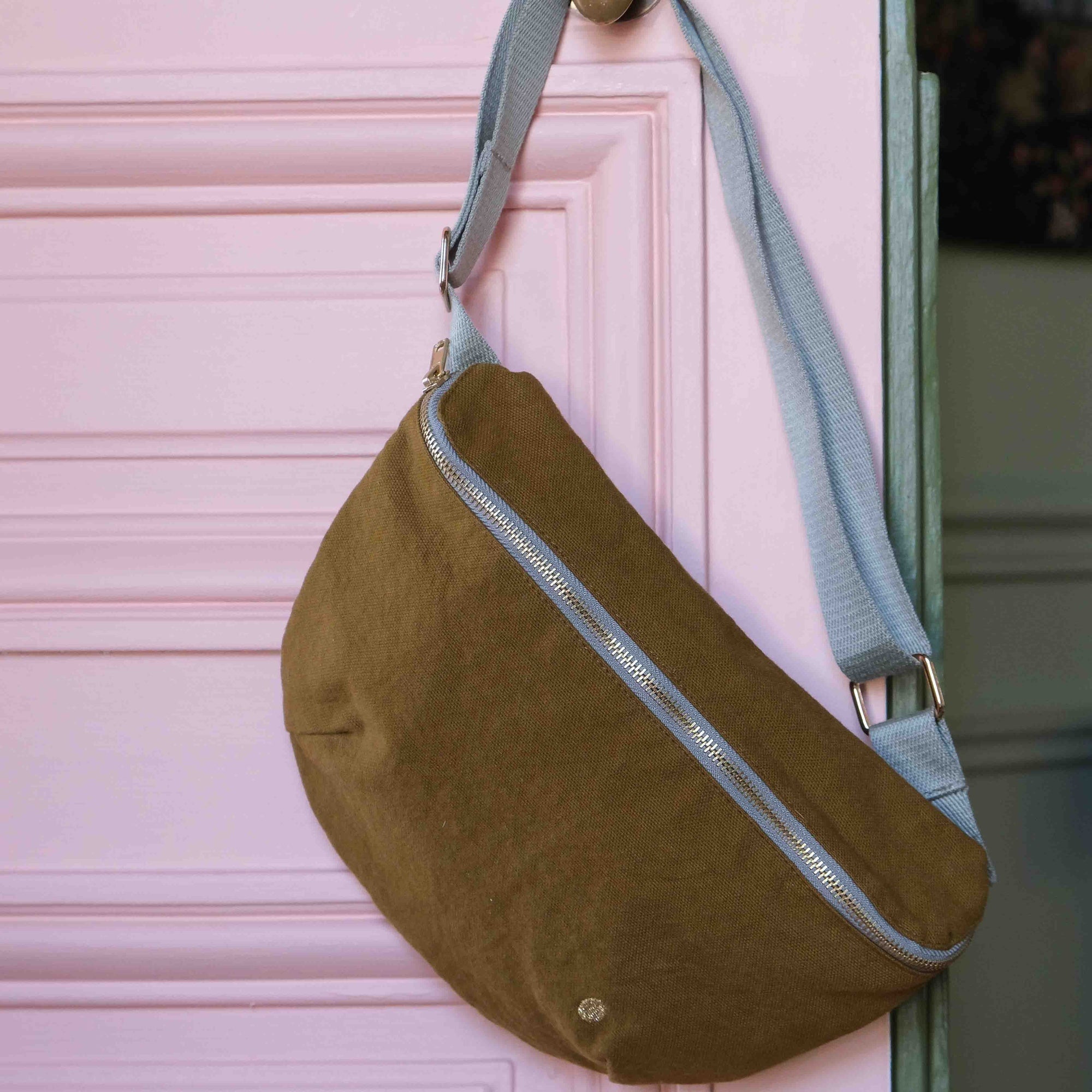 marsupio iona noci, colore noci, taglia 19 x 28. design minimal e funzionale con tasche comode