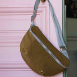 marsupio iona noci, colore noci, taglia 19 x 28. design minimal e funzionale con tasche comode