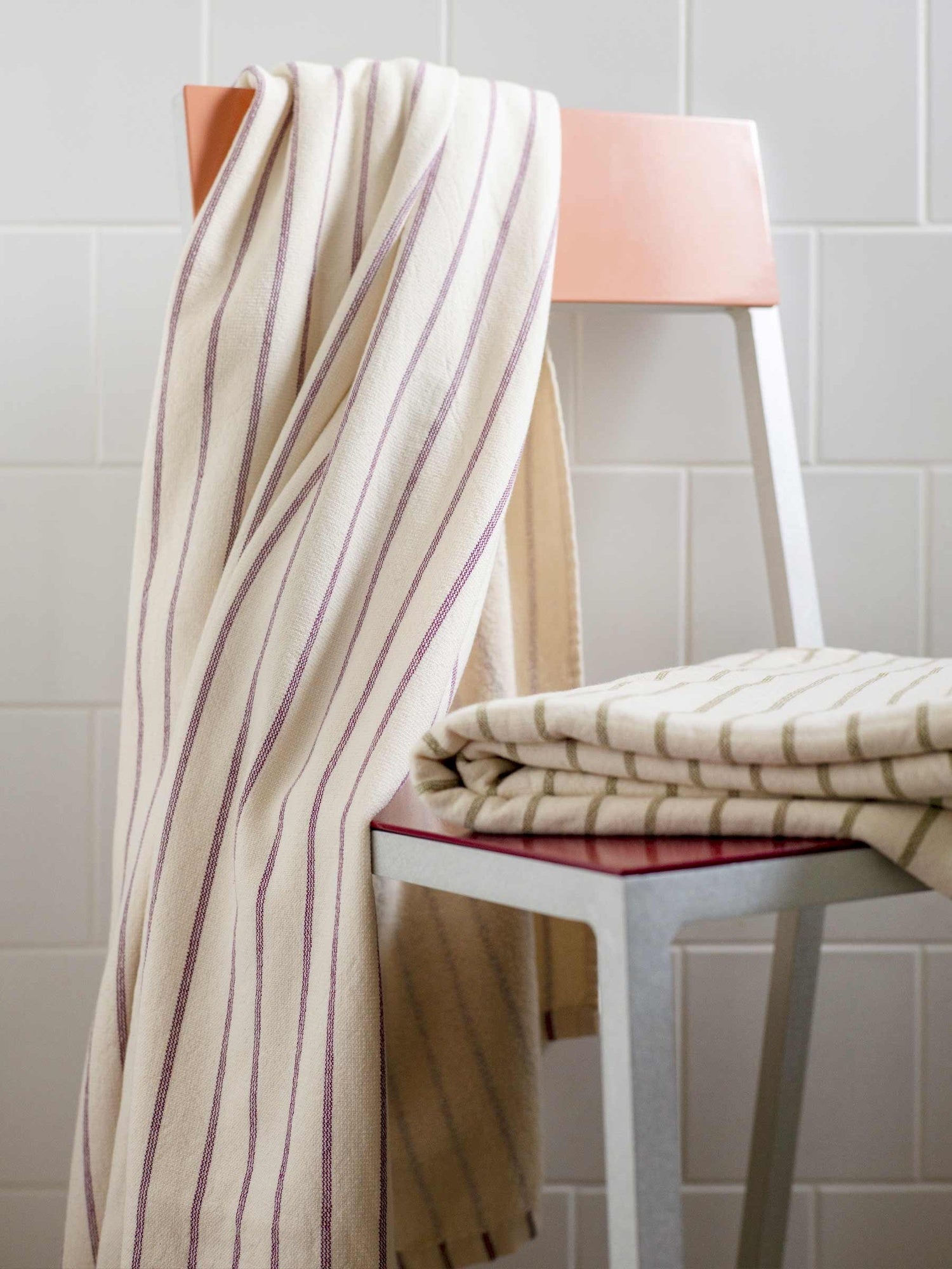 maxi telo da bagno marina pioggia viola, colore pioggia viola, taglia 160 x 100. ampia superficie per un’asciugatura completa