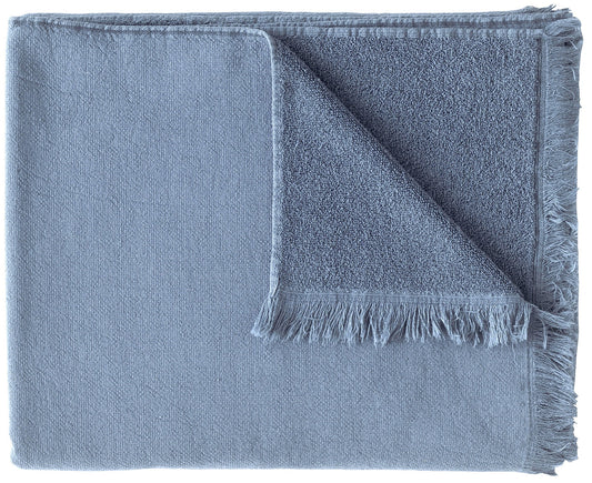 maxi telo da bagno luna bluetiful, colore bluetiful, taglia 160 x 100. telo da bagno piegato in modo ordinato su fondo bianco