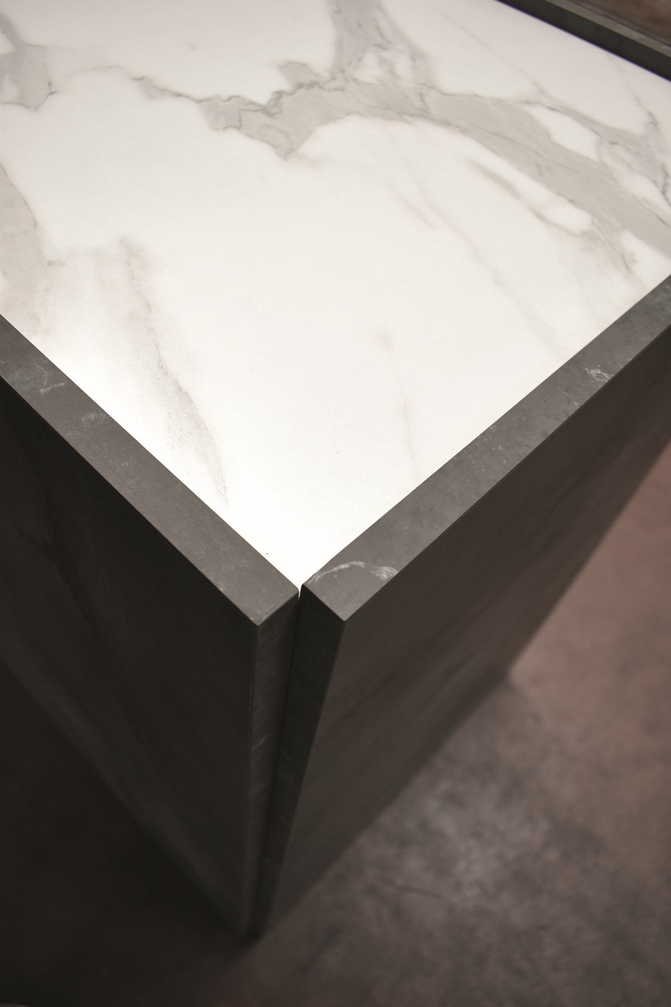 porta tv favignana in legno, finitura in acciaio ossidato, piano effetto marmo statuario, 160×45 cm, vista ambientata in...