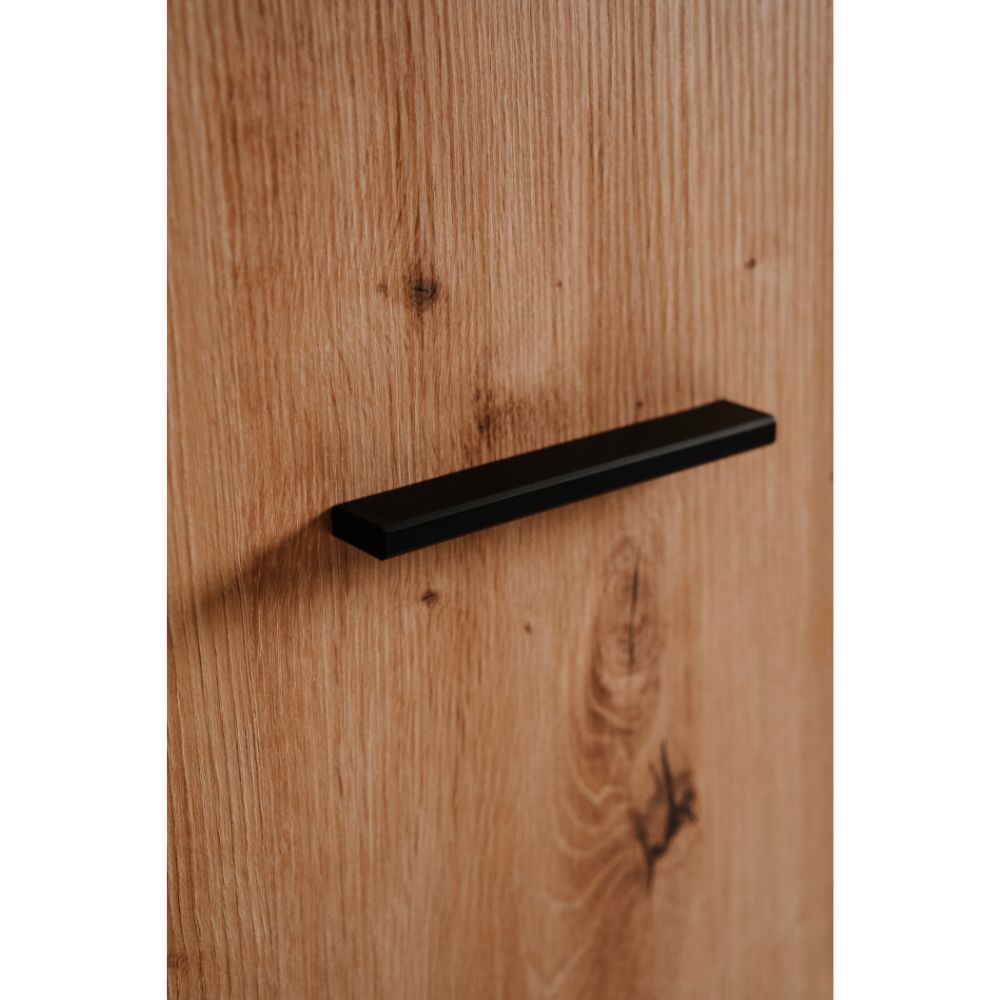 scarpiera lugo 02a con 2 ante e 5 scomparti colore quercia, ambientazione d’arredo con il prodotto protagonista