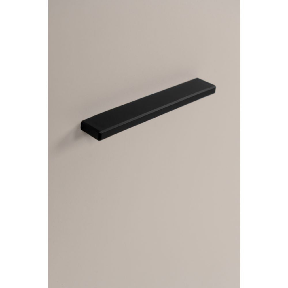 scarpiera lugo 02a con 2 ante e 5 scomparti colore cashmere, ambientazione d’arredo con il prodotto protagonista