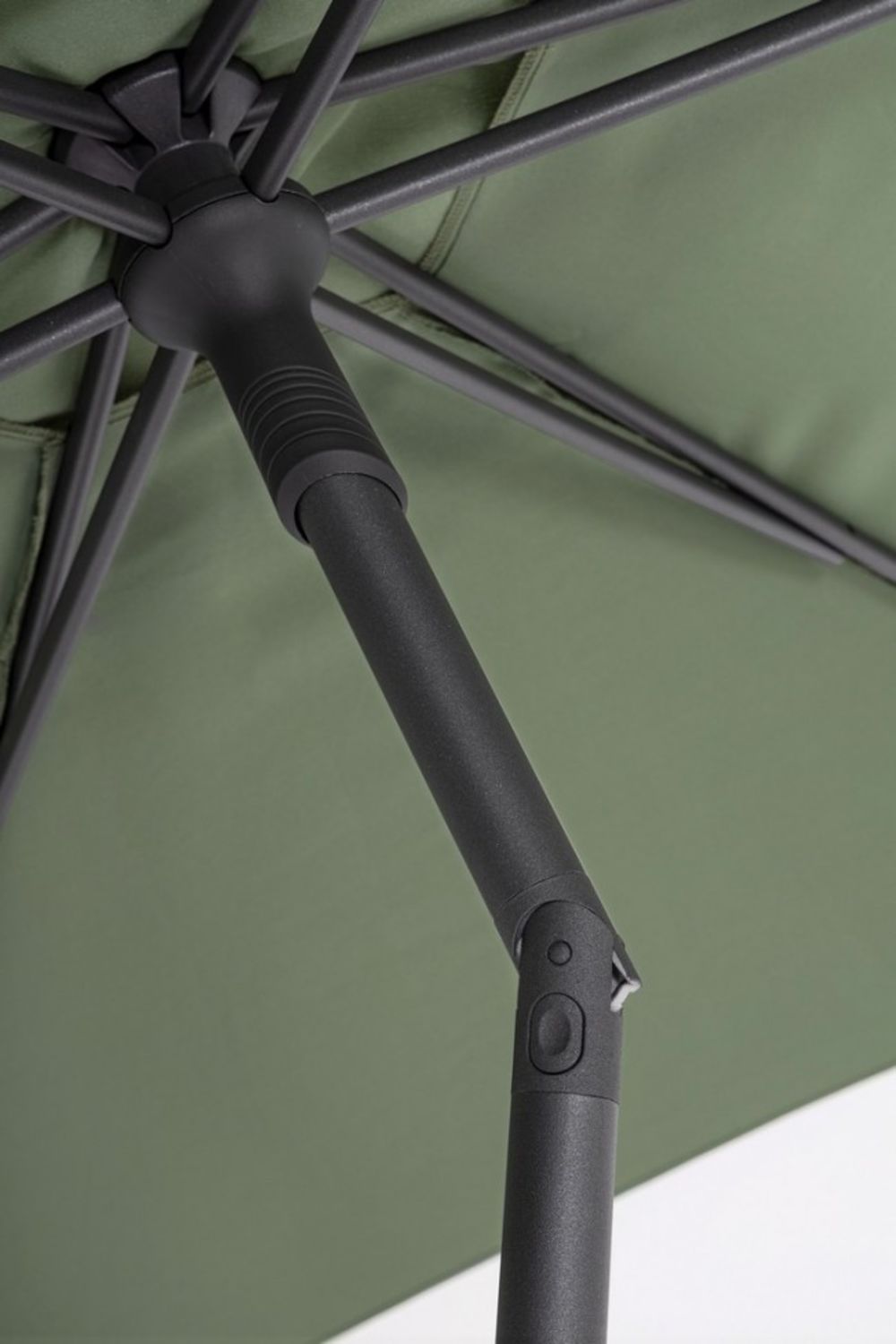 ombrellone da giardino samba con palo centrale in acciaio e telo verde, ideale per creare zone d’ombra in giardino o veranda