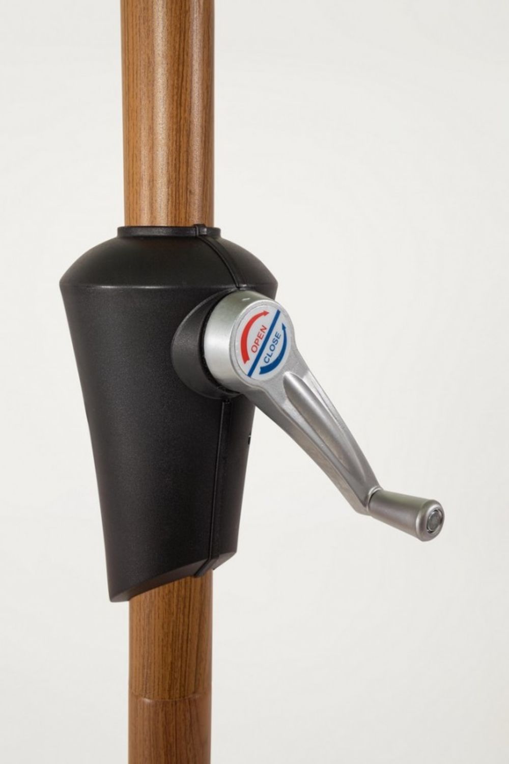 ombrellone rotondo palinuro con palo centrale in acciaio e telo verde, design elegante e funzionale per spazi outdoor