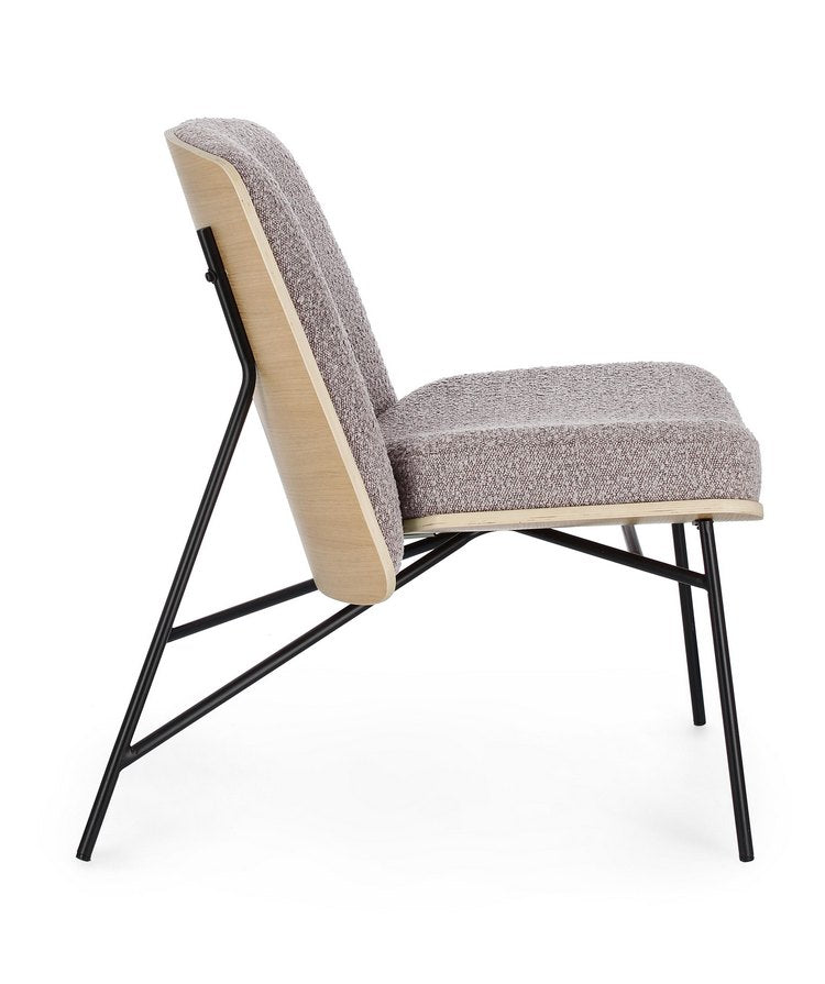 poltrona emerson in tessuto effetto bouclé tortora e gambe in acciaio nero, struttura in legno naturale, dettaglio del...