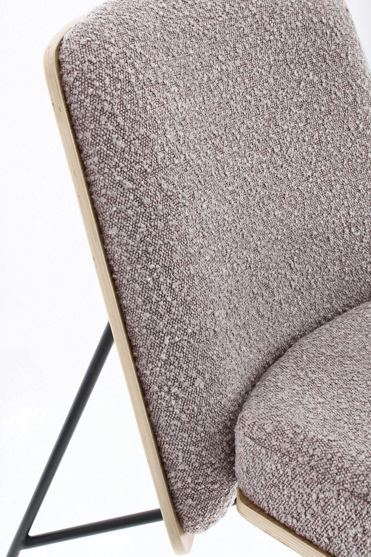 poltrona emerson in tessuto effetto bouclé tortora e gambe in acciaio nero, struttura in legno naturale, ideale per creare...