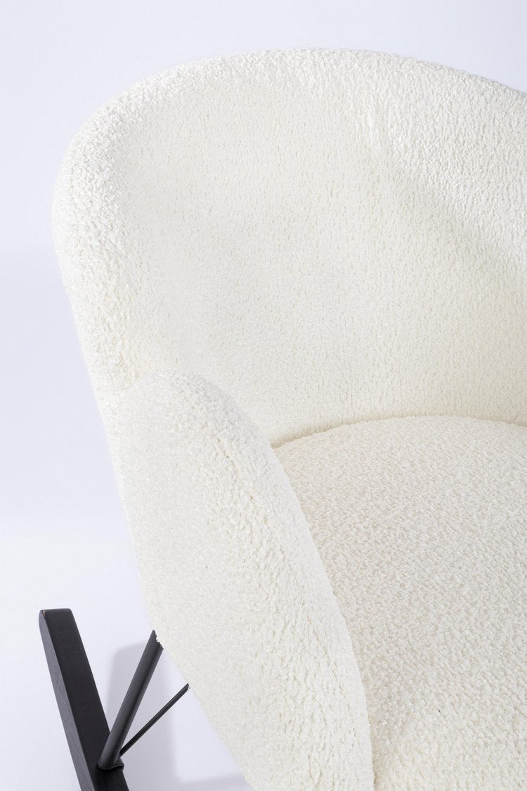 poltrona sibilla in tessuto effetto bouclé bianco e base in legno rubberwood, stile contemporaneo con braccioli comodi e...