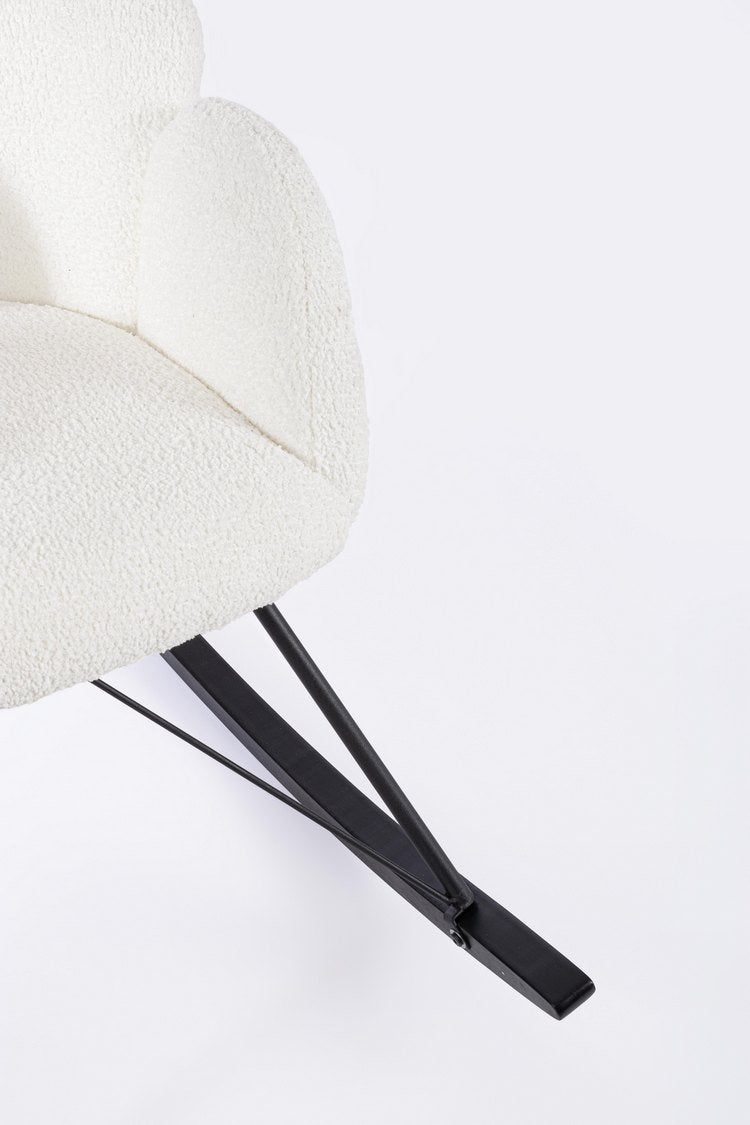 poltrona sibilla in tessuto effetto bouclé bianco e base in legno rubberwood, ideale per creare un angolo relax in casa