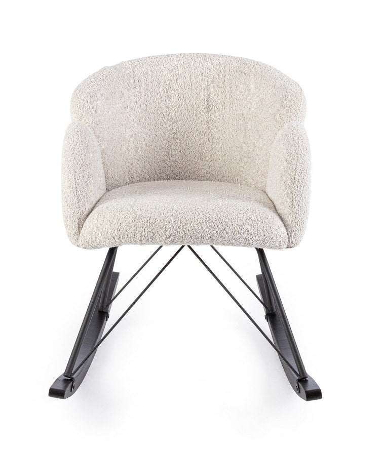 poltrona sibilla in tessuto effetto bouclé naturale e base in legno rubberwood, vista ambientata in soggiorno o angolo...