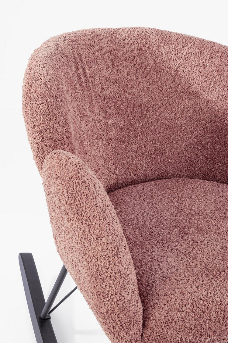 poltrona sibilla in tessuto effetto bouclé ruggine e base in legno rubberwood, ideale per creare un angolo relax in casa