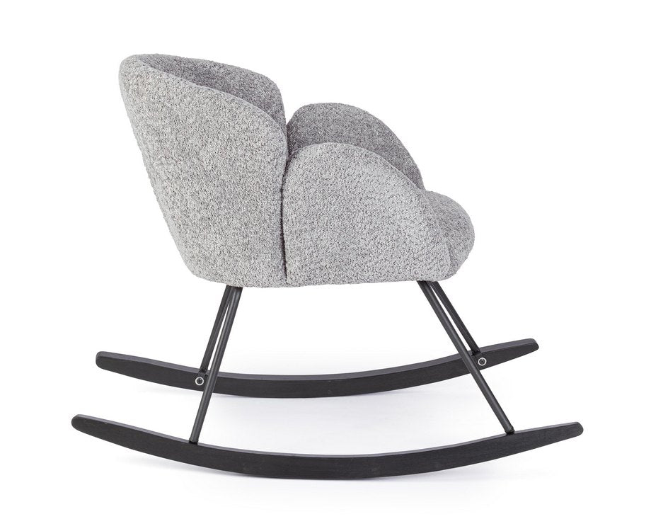 poltrona sibilla in tessuto effetto bouclé grigio chiaro e base in legno rubberwood, dettaglio del rivestimento in tessuto o...