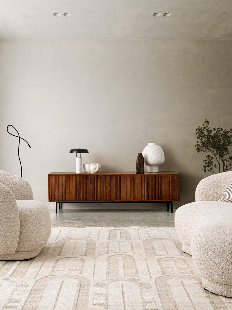 poltrona tecla in tessuto effetto bouclé naturale, struttura in legno o metallo resistente e durevole