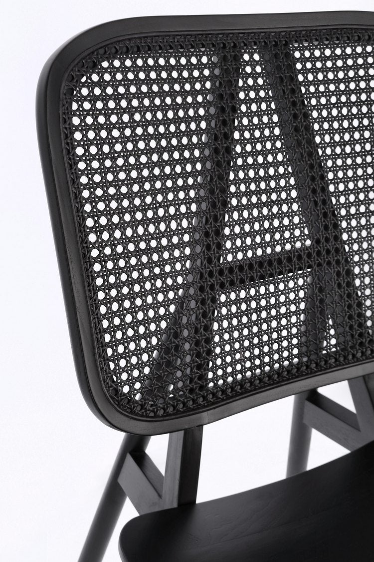 poltrona lounge yves in legno di teak e rattan nero, ideale per creare un angolo relax in casa