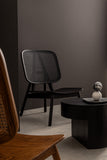 poltrona lounge yves in legno di teak e rattan nero, disponibile in diverse colorazioni per adattarsi a ogni ambiente
