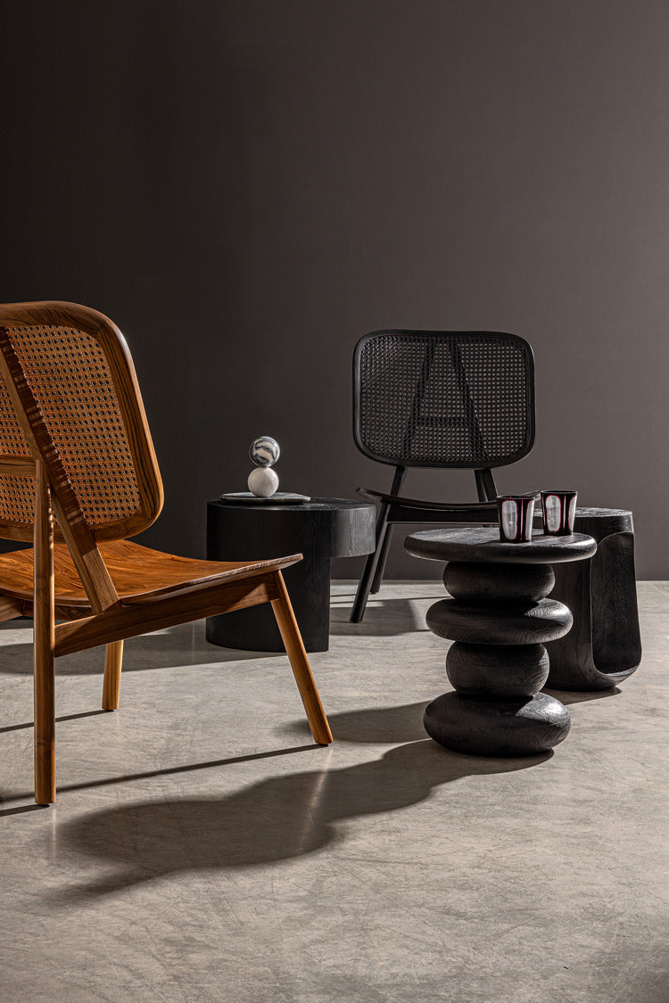 poltrona lounge yves in legno di teak e rattan nero, design ergonomico per il massimo benessere quotidiano