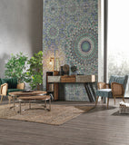 poltrona virna in tessuto effetto velluto azzurro, gambe e braccioli in legno naturale, complemento d’arredo versatile per...