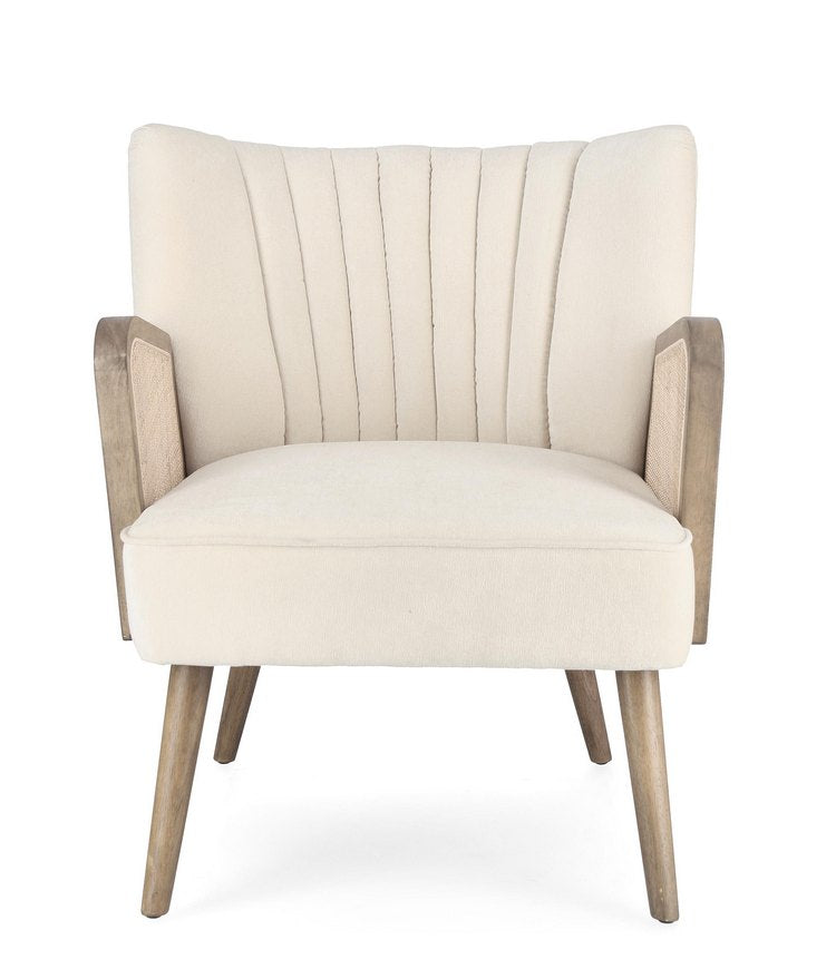 poltrona virna in tessuto effetto velluto avorio, gambe e braccioli in legno naturale, vista ambientata in soggiorno o...