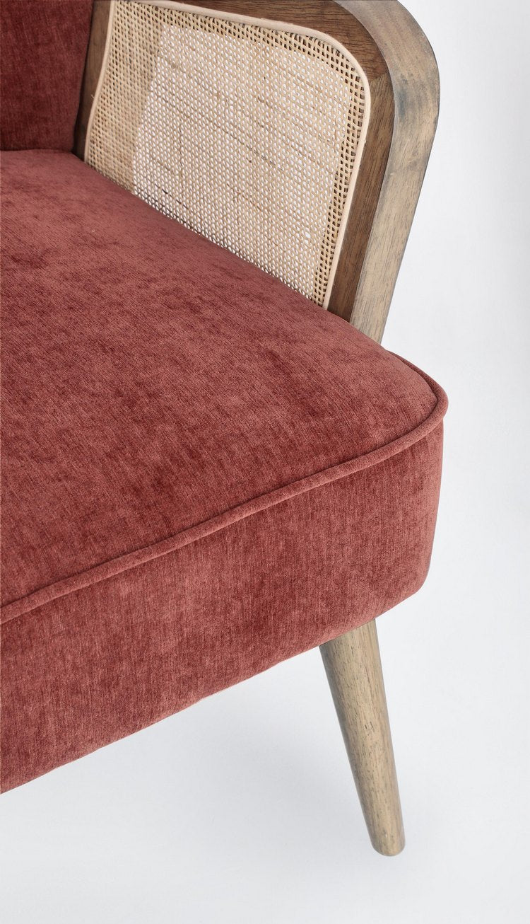 poltrona virna in tessuto effetto velluto rosso mattone, gambe e braccioli in legno naturale, struttura in legno o metallo...