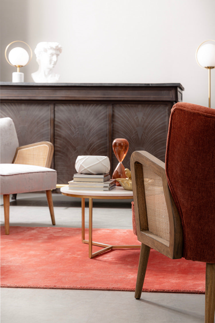 poltrona virna in tessuto effetto velluto rosso mattone, gambe e braccioli in legno naturale, design ergonomico per il...