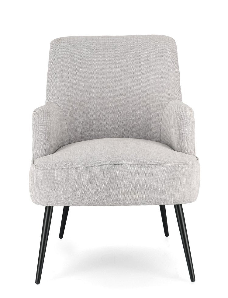 poltrona ernestine in tessuto grigio chiaro e gambe in acciaio verniciato nero, vista ambientata in soggiorno o angolo...