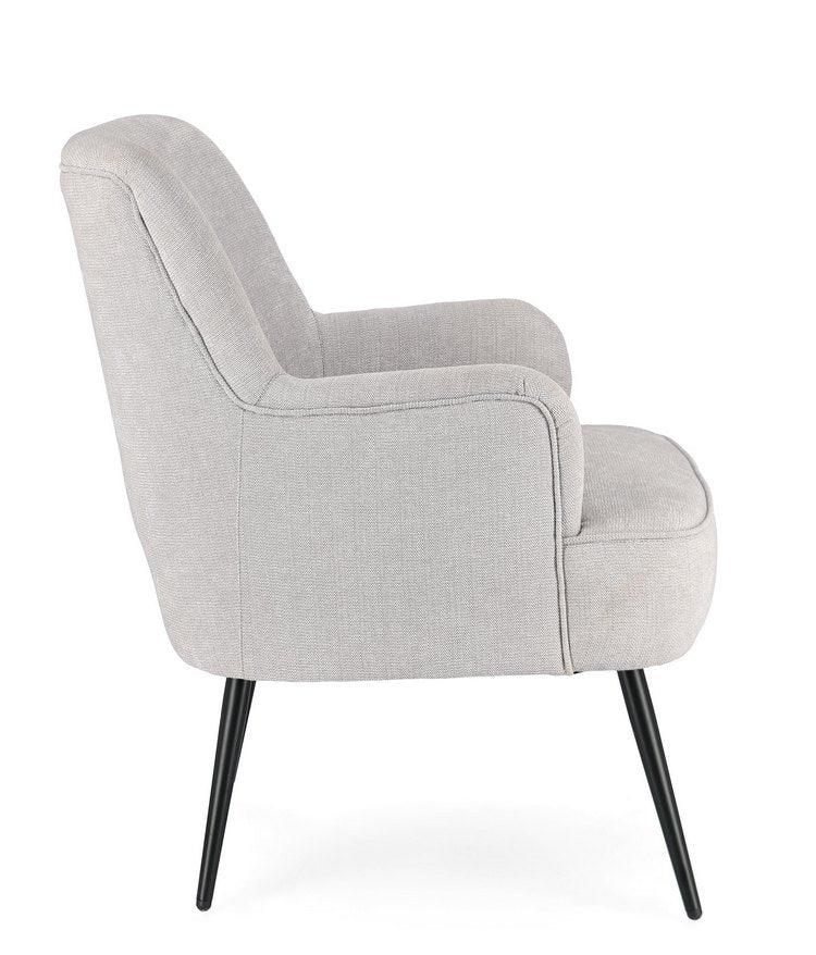 poltrona ernestine in tessuto grigio chiaro e gambe in acciaio verniciato nero, dettaglio del rivestimento in tessuto o...