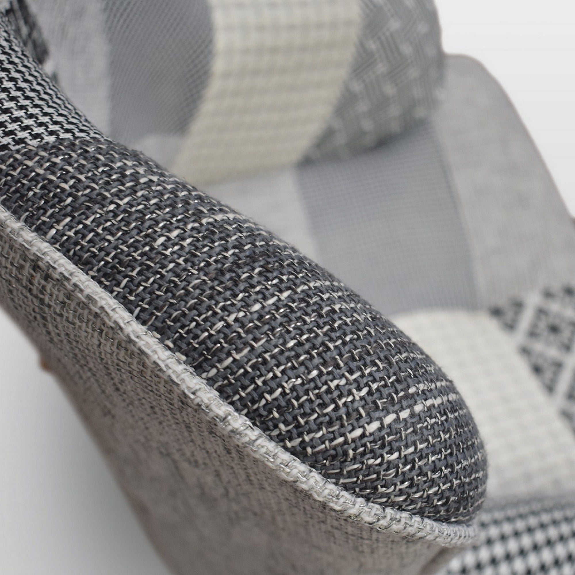 poltrona havana in tessuto patchwork grigio e gambe in legno, perfetta per aggiungere comfort ed eleganza all’arredamento