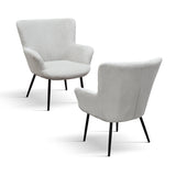 poltrona megeve in tessuto effetto velluto grigio chiaro e gambe in metallo, vista ambientata in soggiorno o angolo lettura