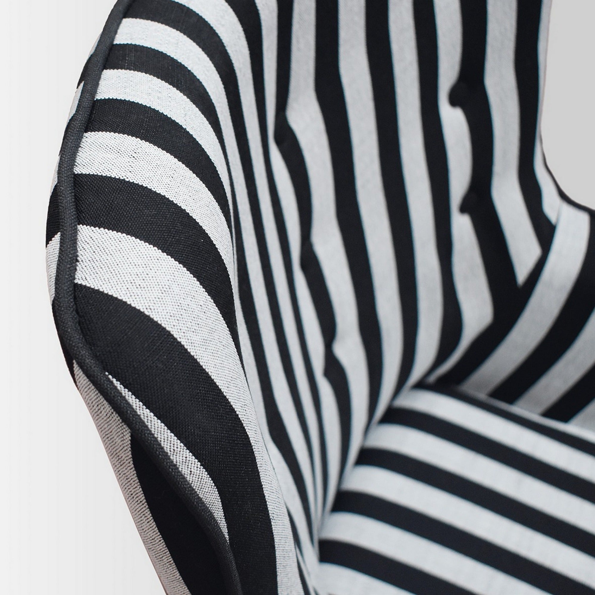 poltrona havana in tessuto a righe bianco e nero e gambe in legno, con poggiapiedi, dettaglio del rivestimento in tessuto o...