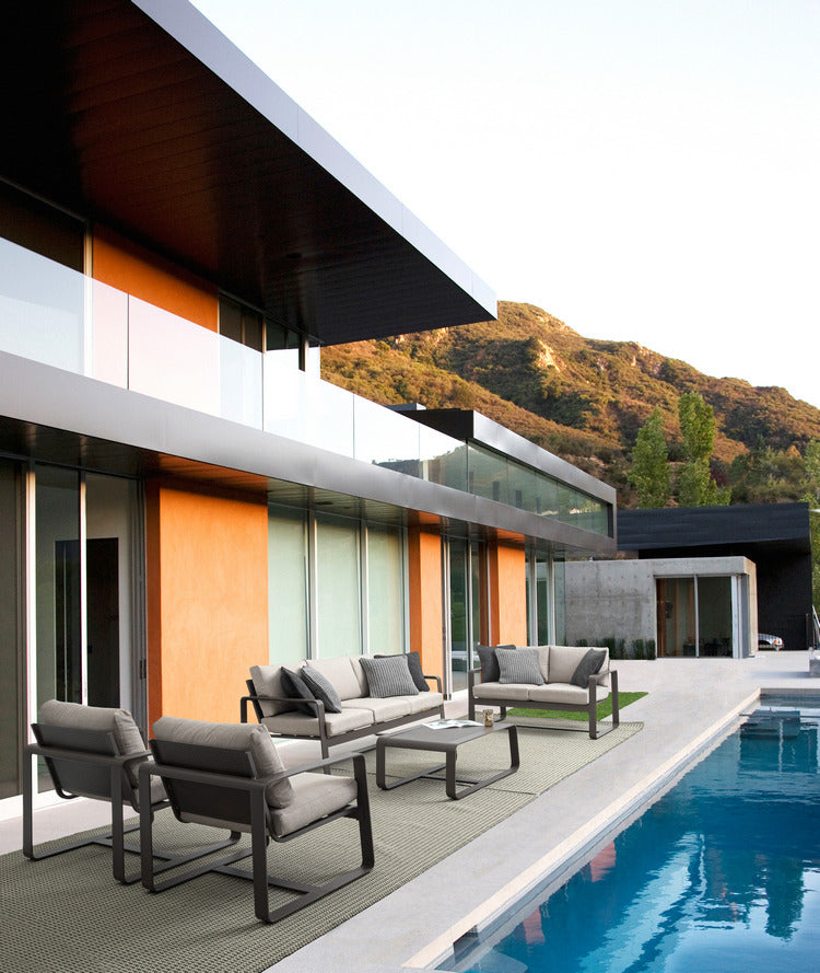 set di 2 poltrone merrigan in alluminio caffè e tessuto tortora, ottima combinazione tra estetica e funzionalità