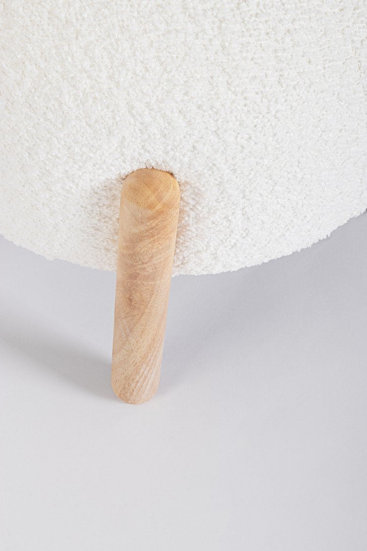 pouf dayla in tessuto bianco effetto bouclé e gambe in legno rubberwood, dettaglio delle cuciture e materiali di rivestimento