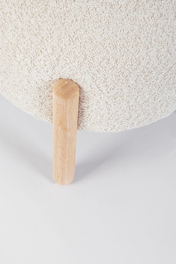 pouf dayla in tessuto naturale effetto bouclé e gambe in legno rubberwood, dettaglio delle cuciture e materiali di...