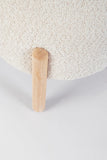 pouf dayla in tessuto naturale effetto bouclé e gambe in legno rubberwood, dettaglio delle cuciture e materiali di...