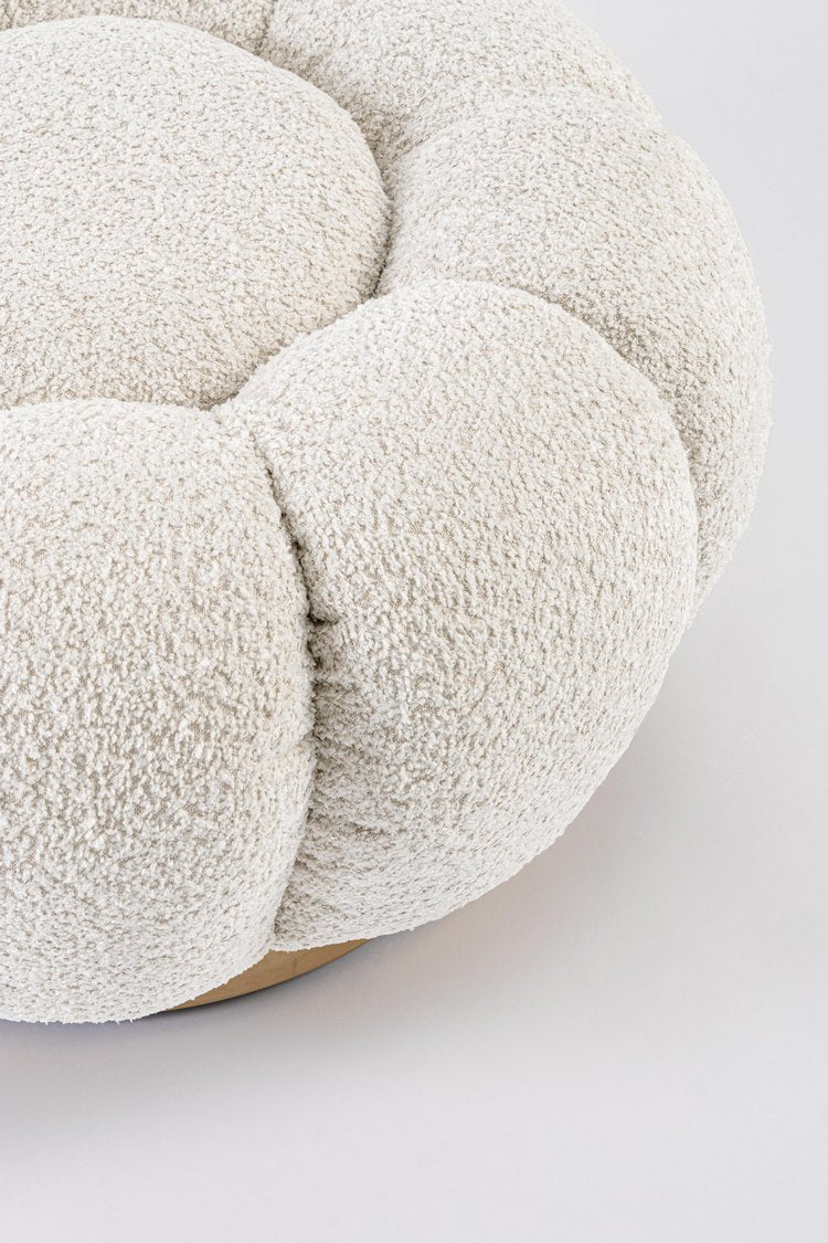 pouf florel in tessuto effetto bouclé naturale, dettaglio delle cuciture e materiali di rivestimento