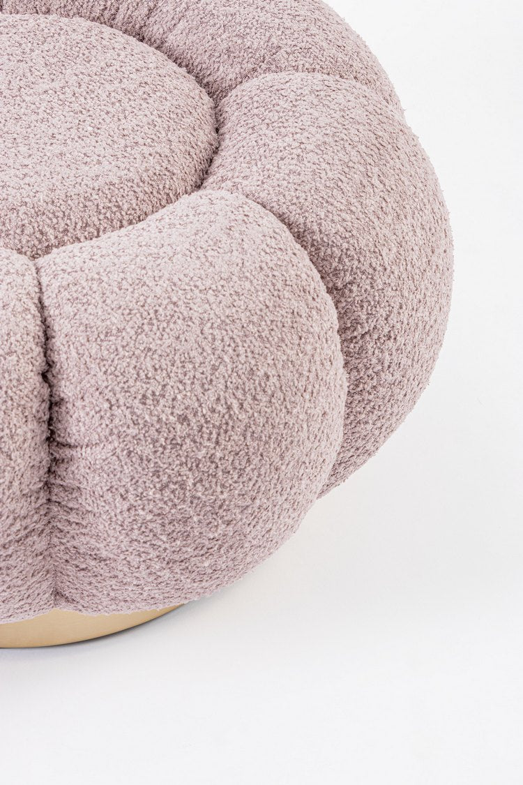pouf florel in tessuto effetto bouclé rosa antico, dettaglio delle cuciture e materiali di rivestimento