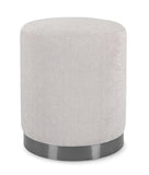 pouf ernestine in tessuto grigio chiaro e anello color metallo, pouf imbottito in tessuto o velluto con seduta confortevole