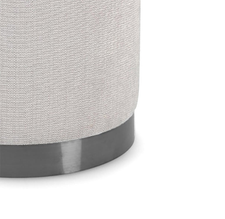 pouf ernestine in tessuto grigio chiaro e anello color metallo, complemento d’arredo ideale per soggiorno o camera