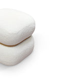 pouf boston quadrato in tessuto effetto lana bianco e anello in legno, dettaglio delle cuciture e materiali di rivestimento