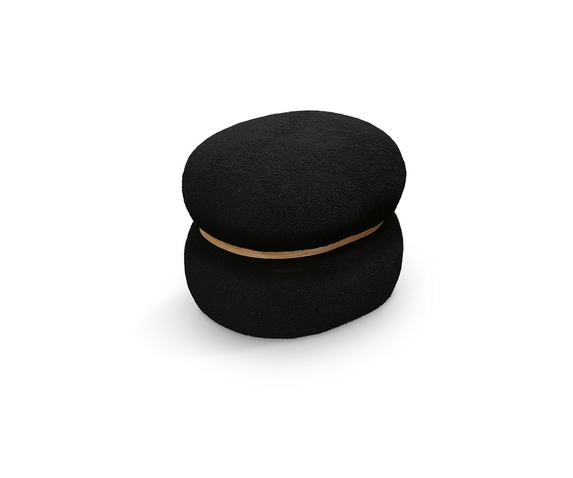 pouf boston ovale in tessuto effetto lana nero e anello in legno, pouf imbottito in tessuto o velluto con seduta confortevole