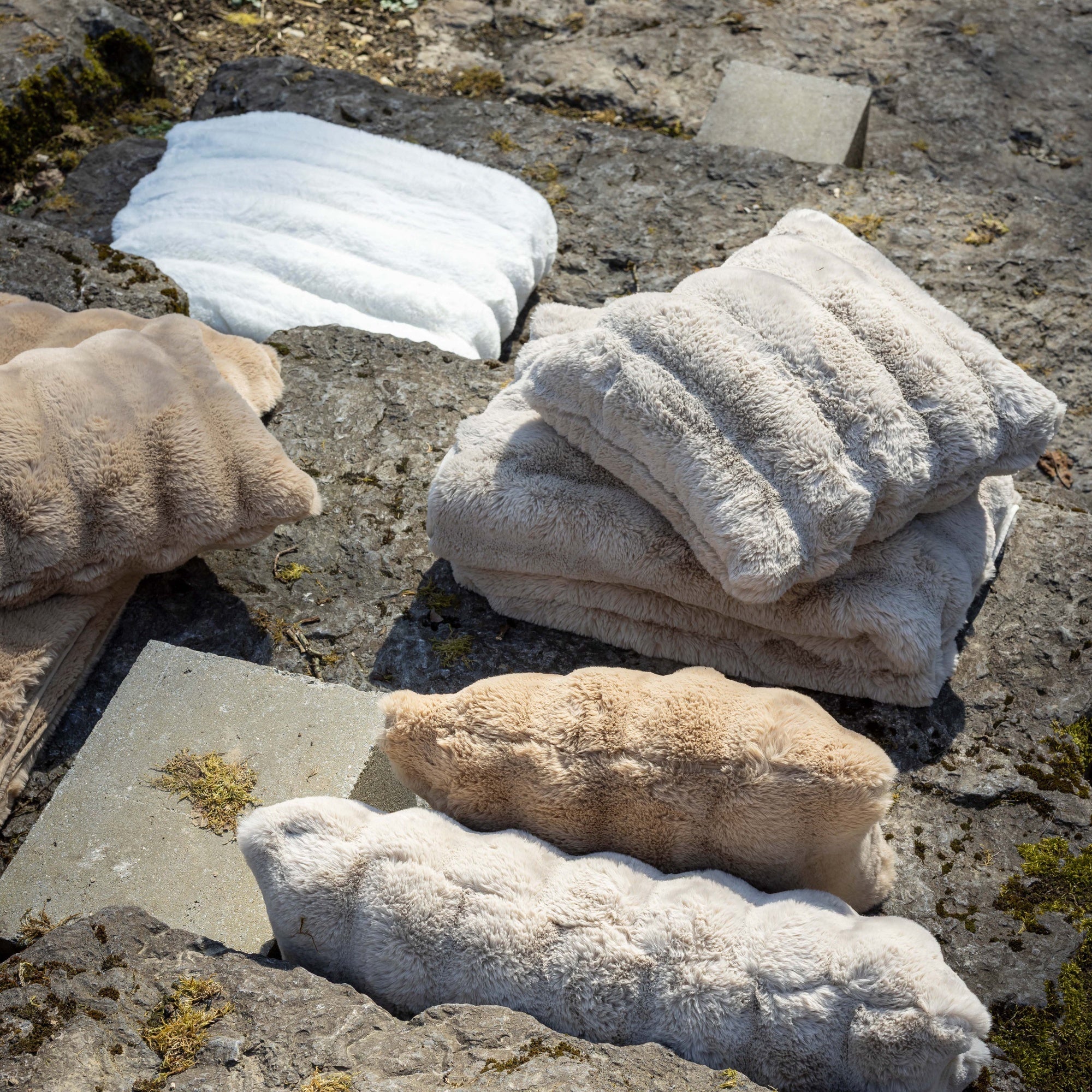 plaid astrid naturale, colore naturale, taglia 140 x 180. aggiunge un tocco caldo e accogliente all’ambiente