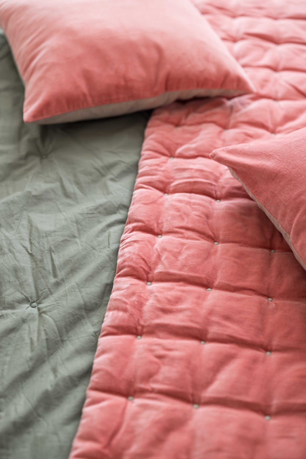 plaid tika timo, colore timo, taglia 180 x 260. dettaglio decorativo che arricchisce letto, divano o poltrona