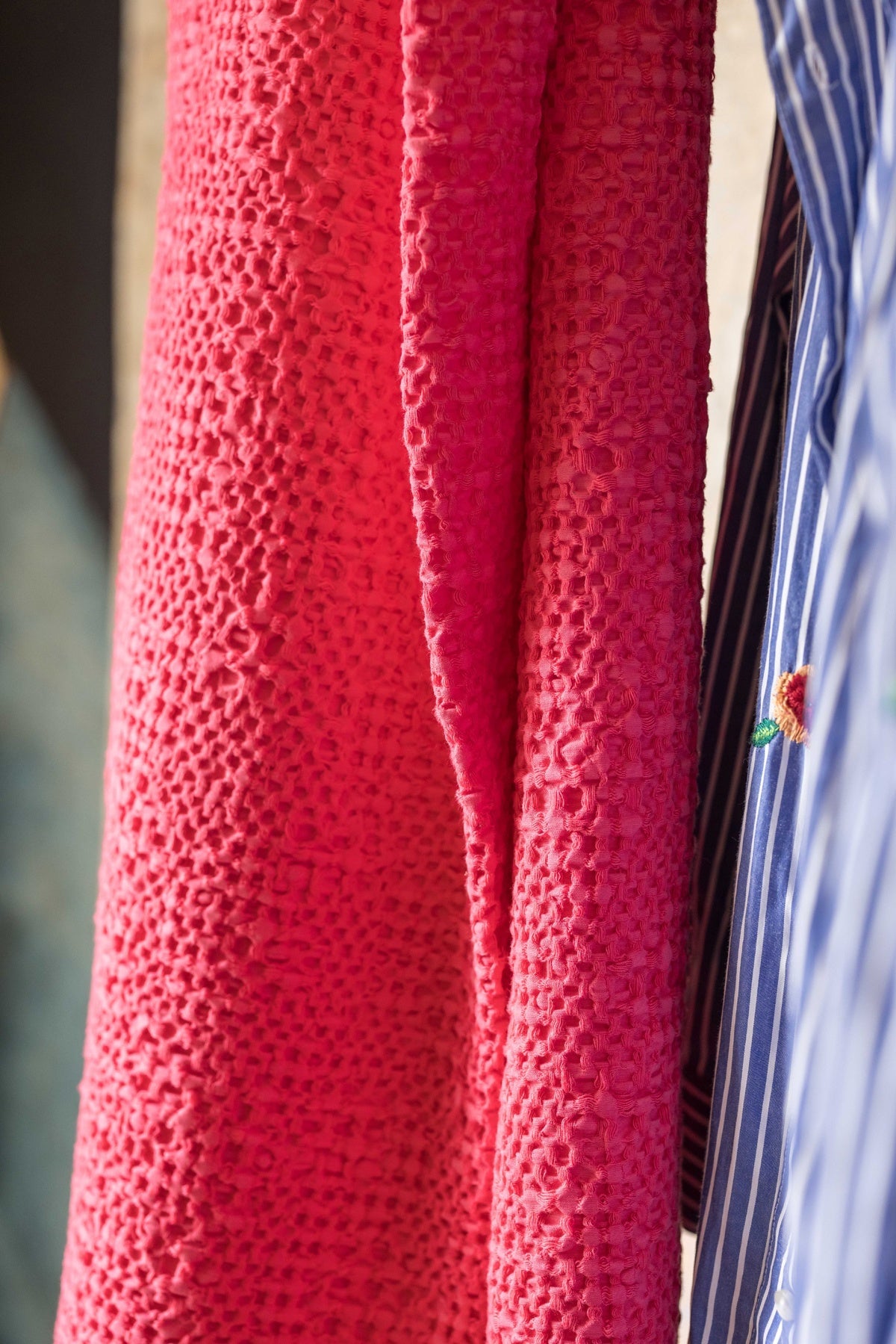 plaid tana lampone, colore lampone, taglia 180 x 260. dettaglio decorativo che arricchisce letto, divano o poltrona