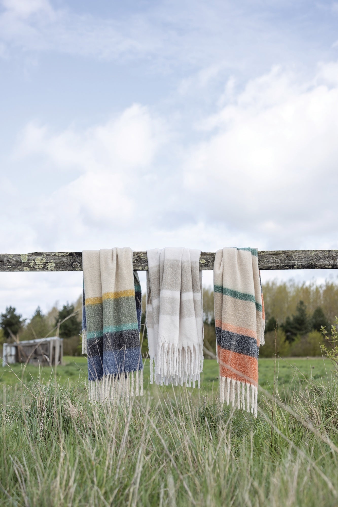 plaid a righe riciclato isabel muschio, colore muschio, taglia 130 x 160. ideale per momenti di relax, lettura o riposo sul...