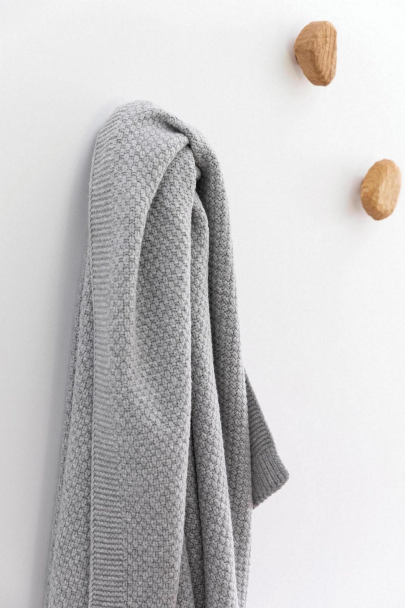 plaid in maglia riciclata danilo perla, colore perla, taglia 130 x 160. dettaglio decorativo che arricchisce letto, divano o...