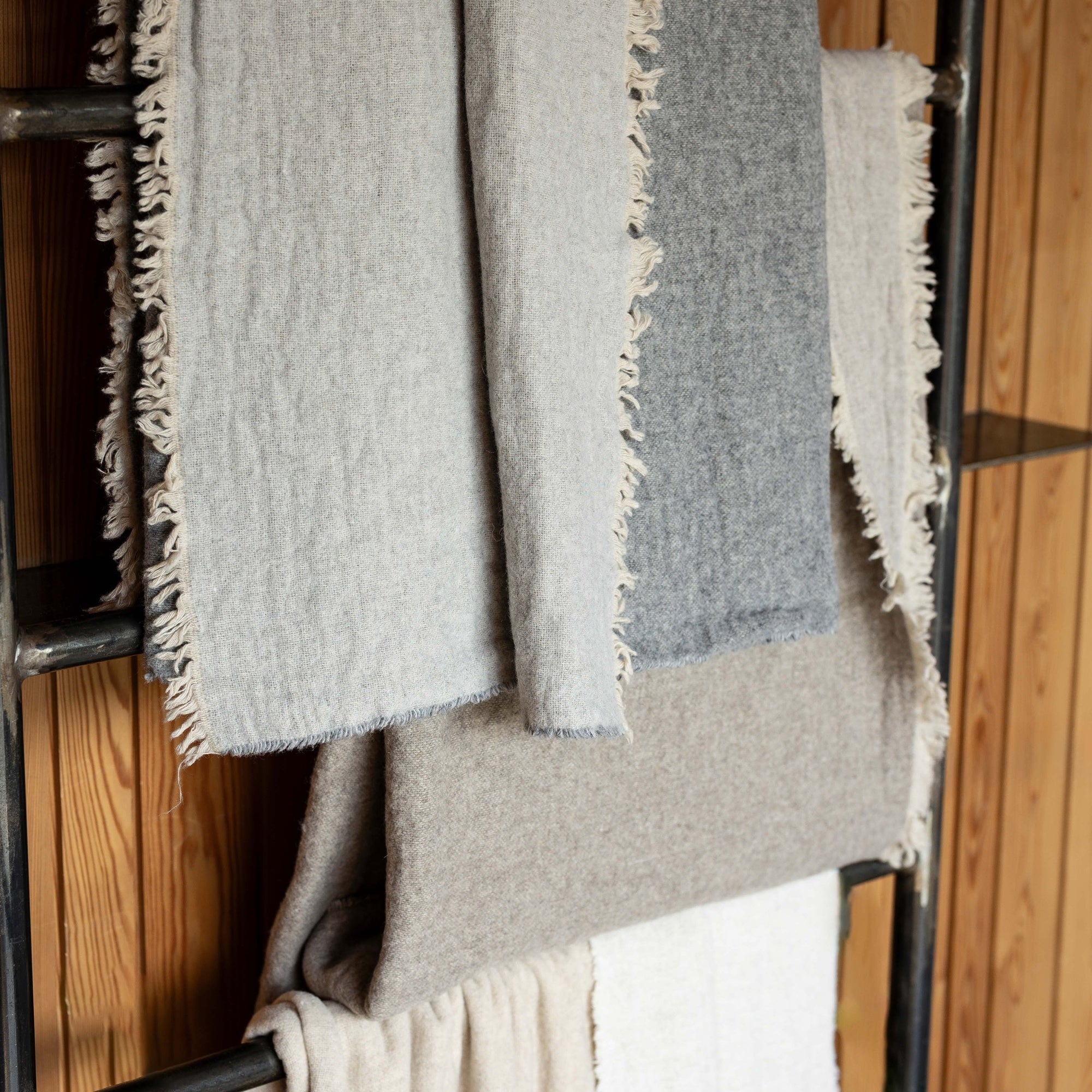 plaid riciclato bruna naturale, colore naturale, taglia 130 x 180. versatile e pratico per ogni angolo della casa, dal...