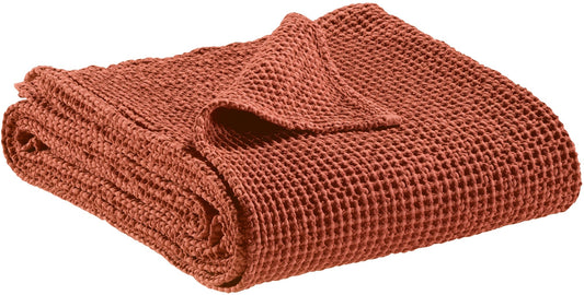 plaid riciclato maia terra di siena, colore terra di siena, taglia 140 x 200. plaid piegato in vista frontale su fondo...